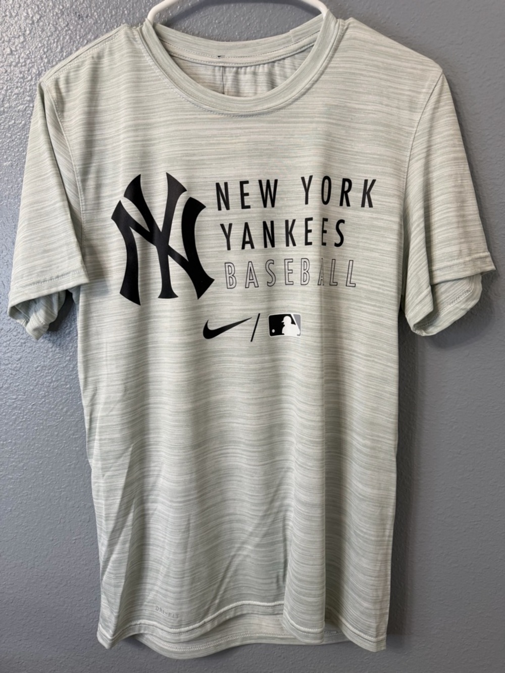 Nike Men’s New York Yankees Light Gray Graphic Short-Sleeve Tee